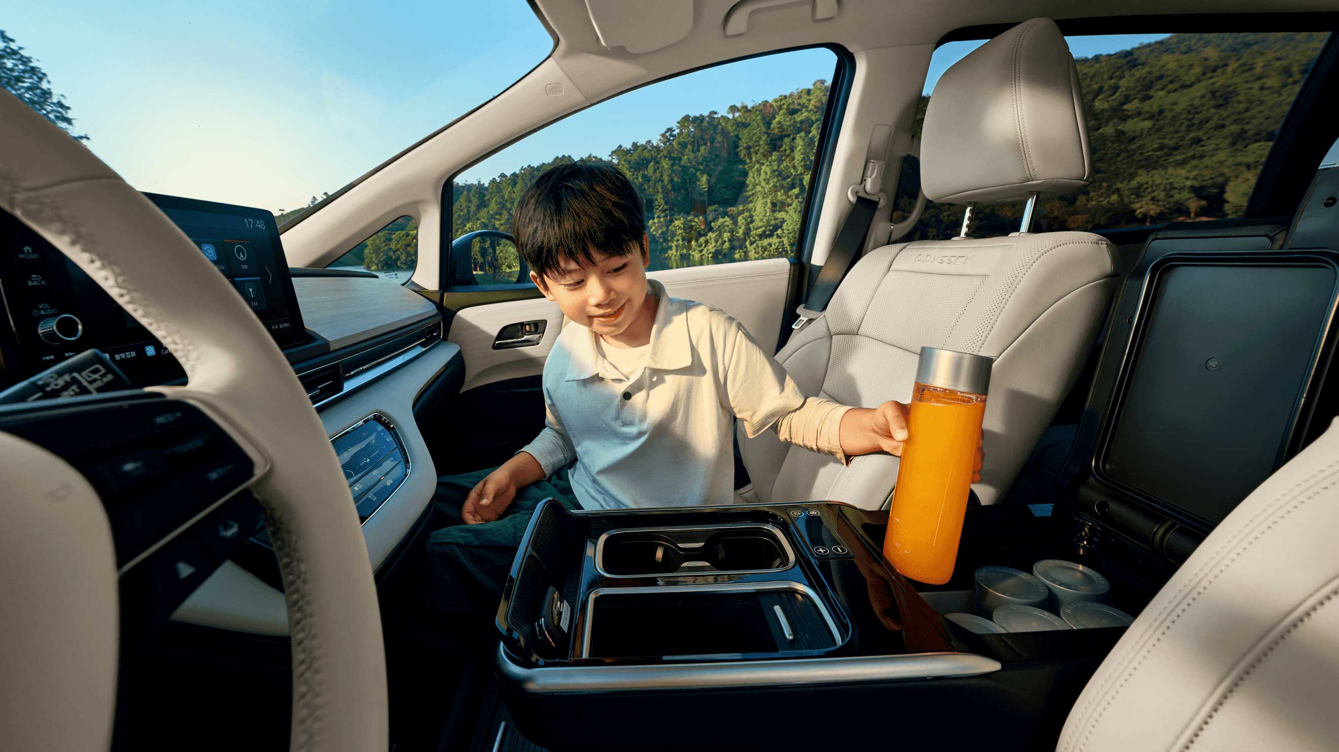 Холодильник в подлокотнике Honda Odyssey