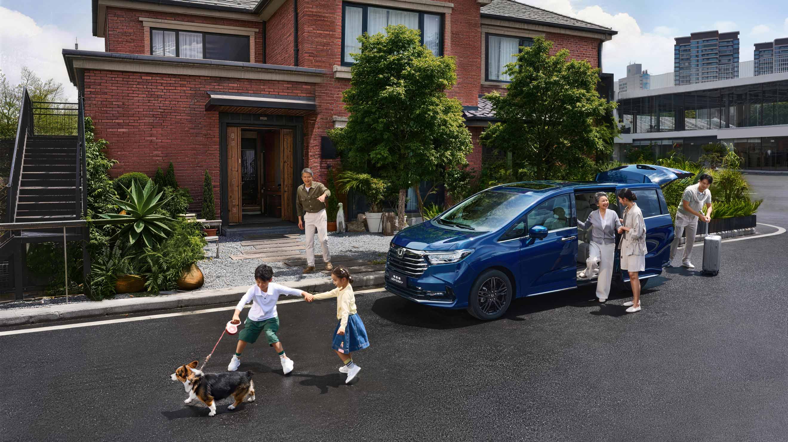 Синий Honda Odyssey у дома