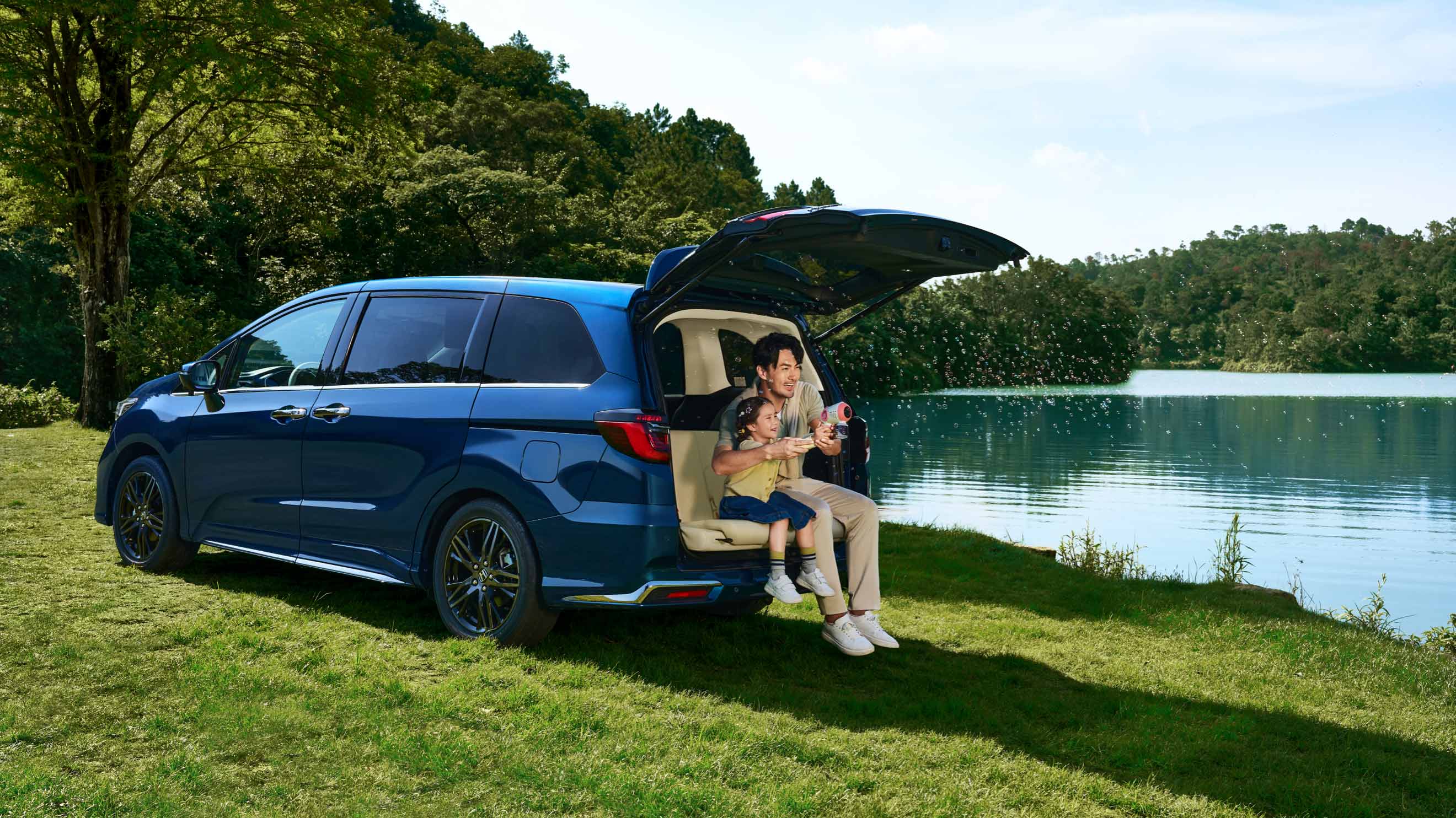 Honda Odyssey с открытой пятой дверью у озера