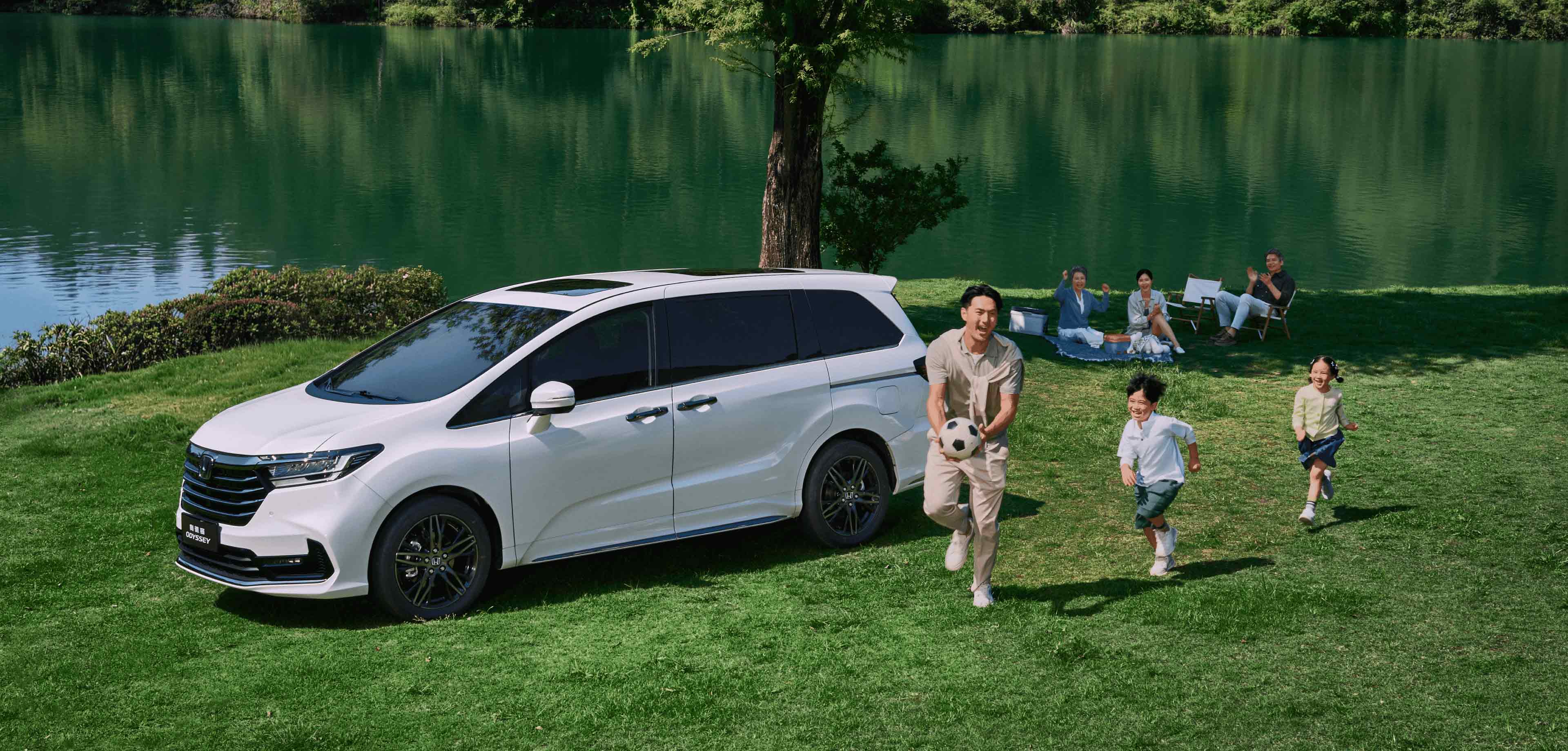 Обновлённый Honda Odyssey, белый, вид спереди три четверти