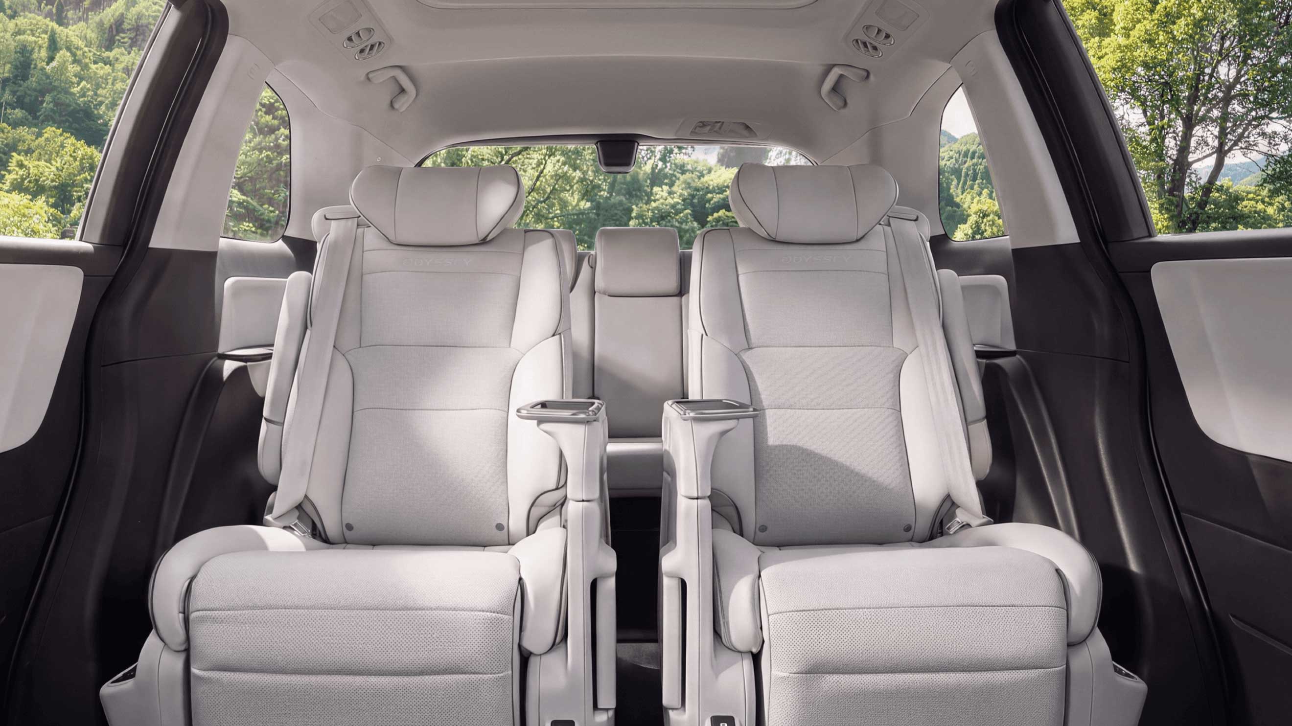 Второй ряд Honda Odyssey, два светлых кресла